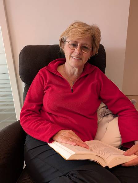 Bild Elisabeth Reinhard mit Buch BZ TBB.jpg